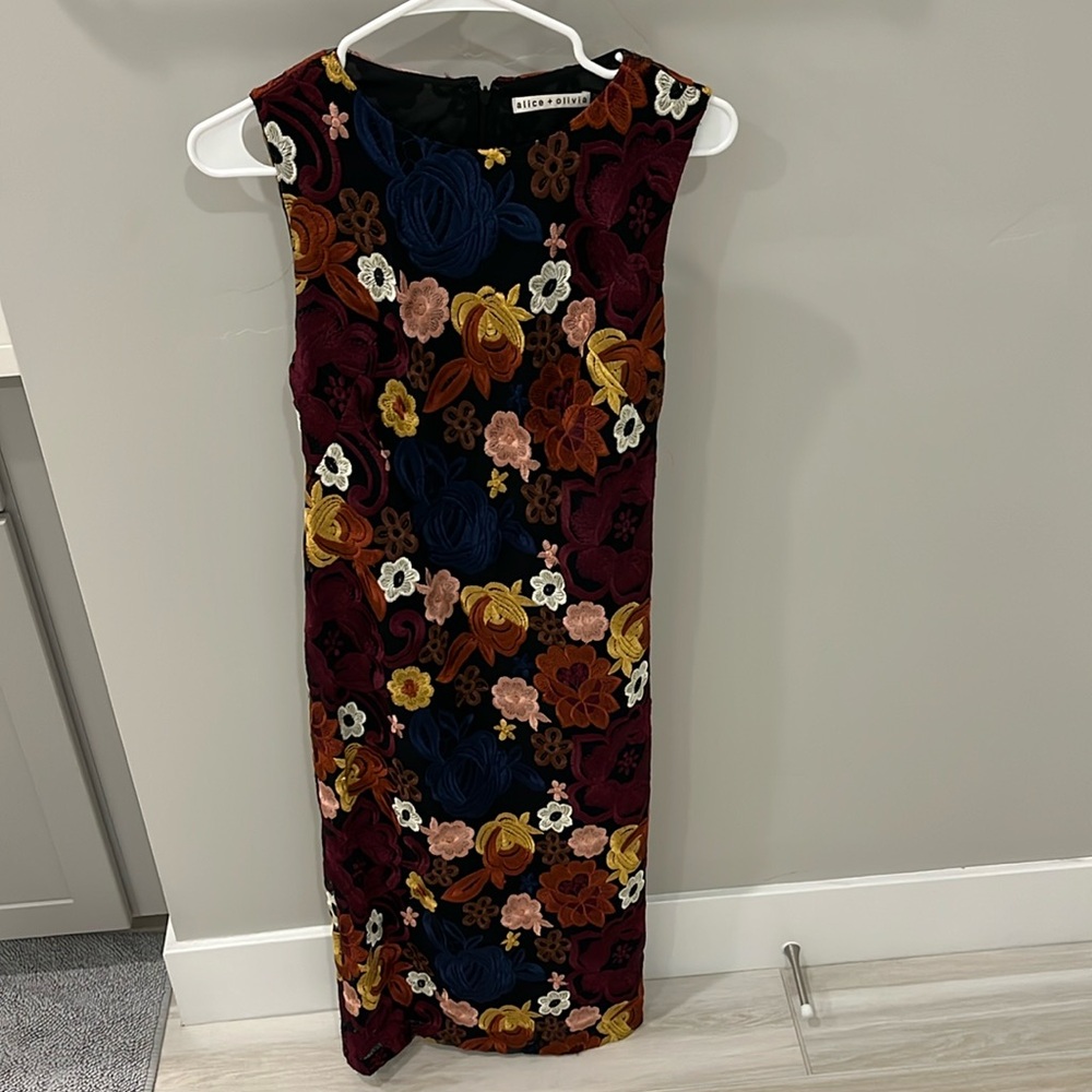 Alice + Olivia ‘Nat’ Floral Embroided Sleeveless Midi Length Dress Size 6